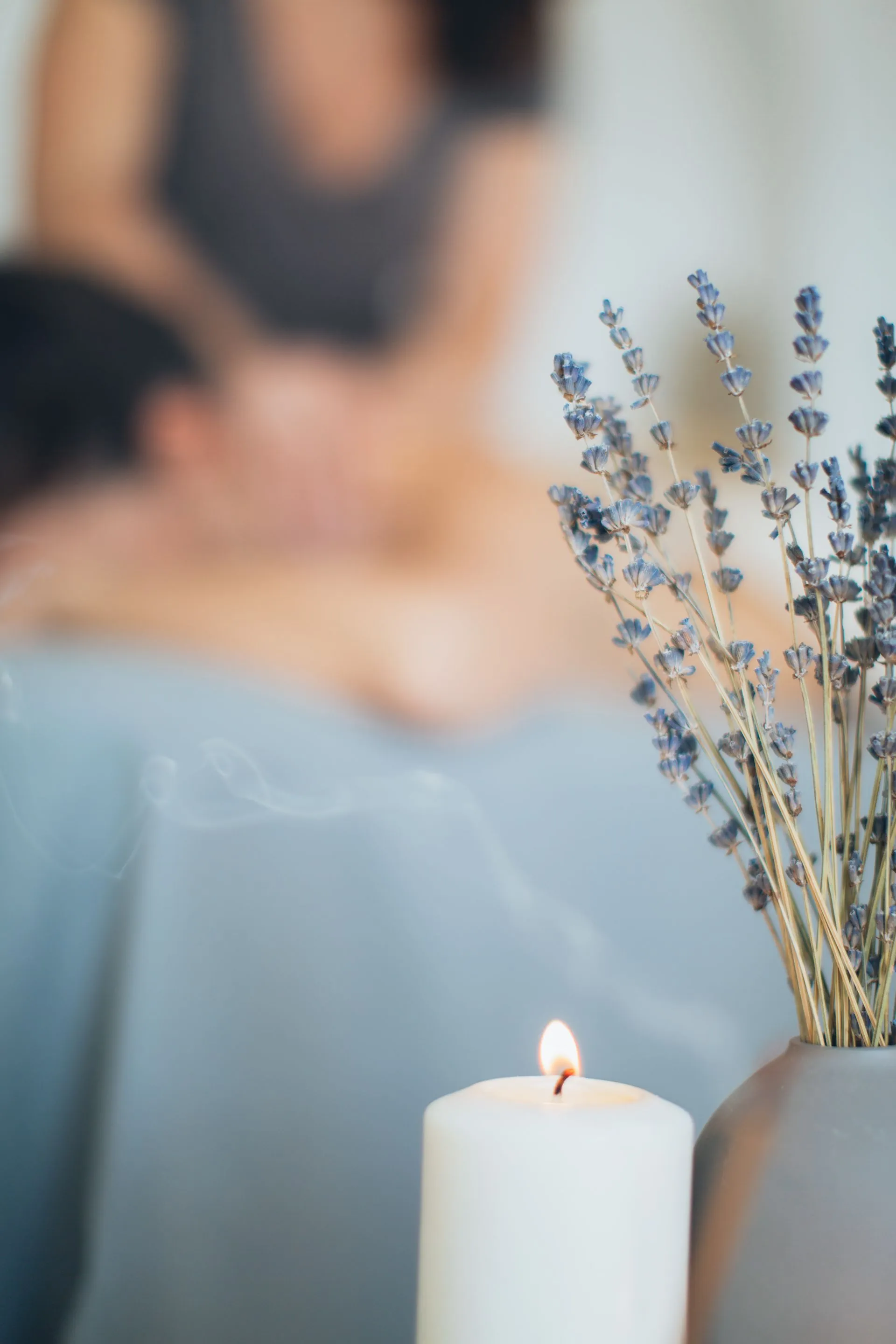 Lavendel und Kerze im Behandlungsraum von Corpo Vivo